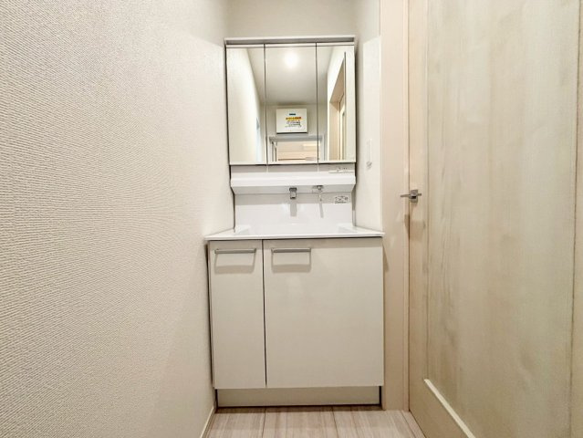 杉並区荻窪1丁目　 新築戸建の独立洗面台|三面鏡の裏には収納が付いているため、スムーズに身支度が完了します！

現地ご見学希望・資料請求などお気軽にお問い合わせ下さい！
03-5990-5201