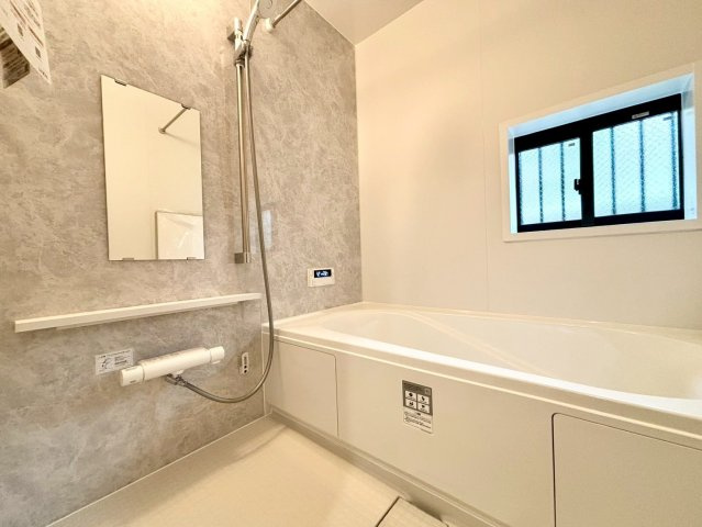 杉並区荻窪1丁目　 新築戸建の浴室|追い焚き機能付きのため、帰りが遅くなった日にも温かい湯船に浸かって疲れを癒すことができます。

現地ご見学希望・資料請求などお気軽にお問い合わせ下さい！
03-5990-5201