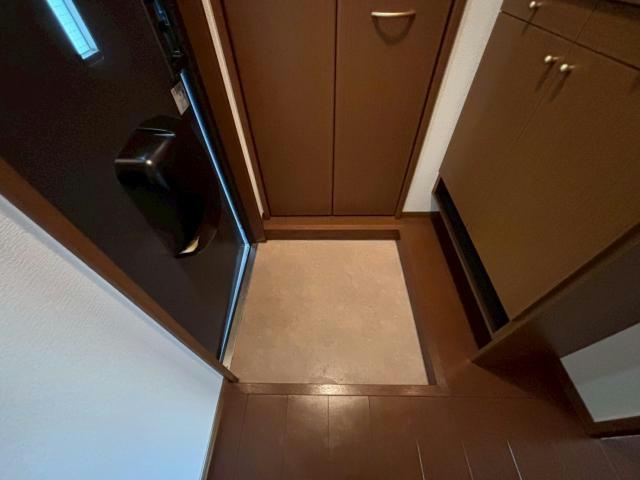 メイプルコート佐土の玄関