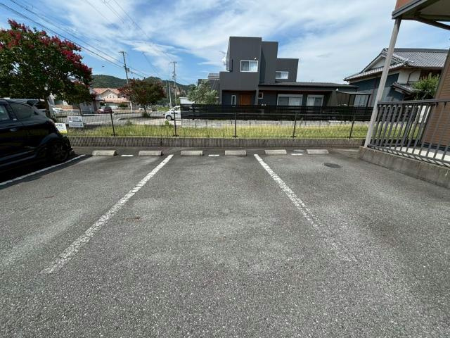 メイプルコート佐土の駐車場