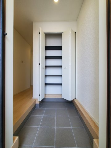 三郷市　天神1丁目　新築戸建　　全1棟の玄関|施工例です