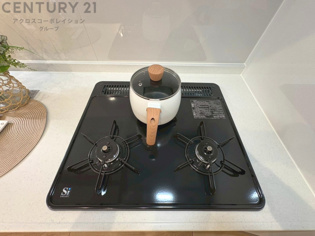 多数の調理器具を同時に使用でき、料理の効率化が可能。省エネで節約になり、様々な料理スタイルに適応できます。また、火力調整が独立しており、手入れや掃除もしやすく、今よりもっとお料理が楽しくなるかも。