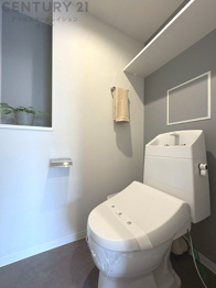 温水洗浄便座付トイレは温水洗浄機能により、暖かい水でおしりを洗浄することができ、冷たい水を使う従来の便座に比べ、温水洗浄機能で暖かいトイレを提供し、快適な使用を可能にします。