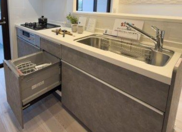 ダイヤパレスワンダースケープのキッチン|リビングが見渡せるカウンターキッチン、お料理をしながら大切な家族との会話も楽しめそう家族のコミュニケーションが生まれそうなキッチンですね♪