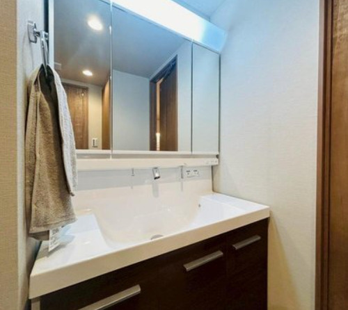 ダイヤパレスワンダースケープの独立洗面台|一日の始まりの朝、歯磨きをしたりメイクや髪をセットしたり・・・使いやすさが考えられた3面鏡です♪