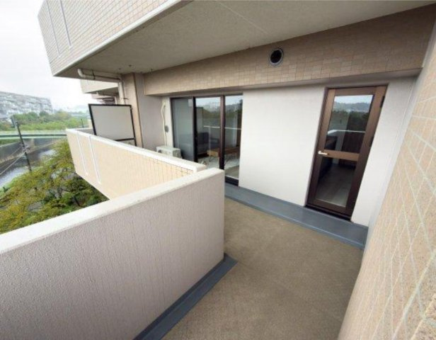 ダイヤパレスワンダースケープのバルコニー|開放感のあるバルコニーは趣味の時間を過ごせそうですね。