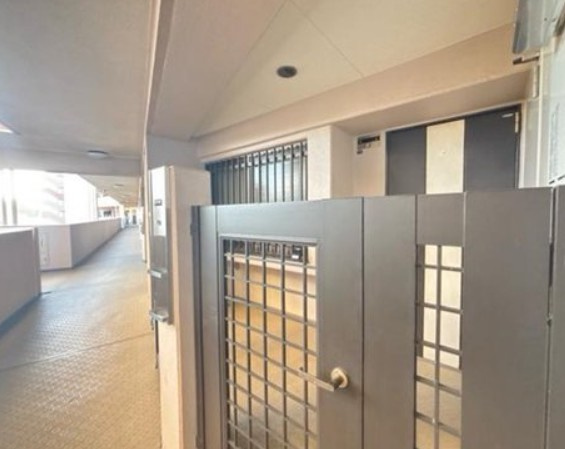 ダイヤパレスワンダースケープの玄関|ゆったりした玄関ポーチ付きです。