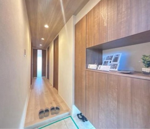 ダイヤパレスワンダースケープの玄関|清潔感のある床、壁が真新しくフレッシュな気分にさせてくれます。