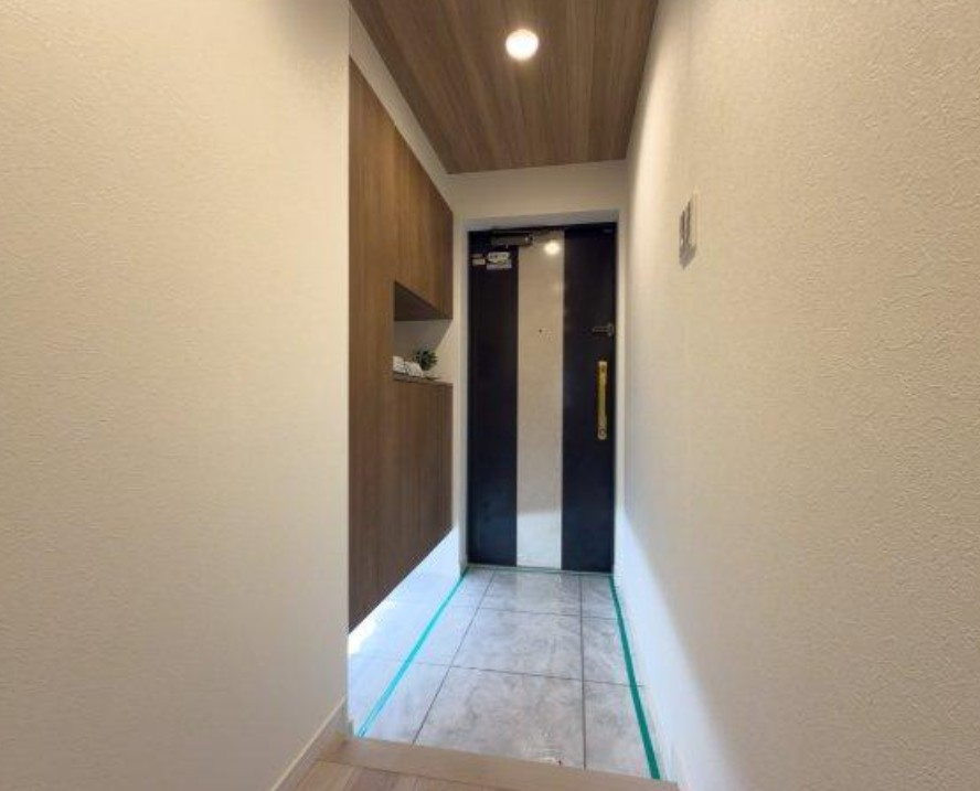 ダイヤパレスワンダースケープの玄関|白く清潔感のある壁がより真新しい雰囲気を感じさせてくれます。