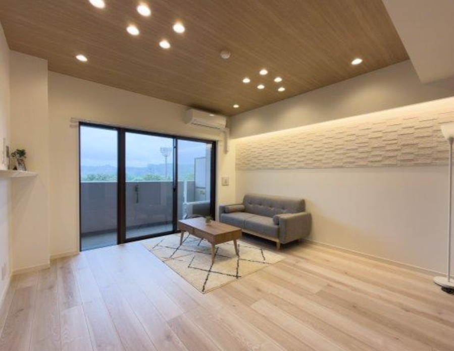 ダイヤパレスワンダースケープの居間・リビング|バルコニーと繋がる明るい空間です。