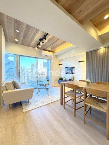 イニシア墨田押上の居間・リビング|ドキドキの新生活も、安心してスタート。ぴったりの住まいを見つけませんか？クランディアが一緒に住まい選びをサポートします‼　まずは、お気軽にお問合せください　＃クランディア