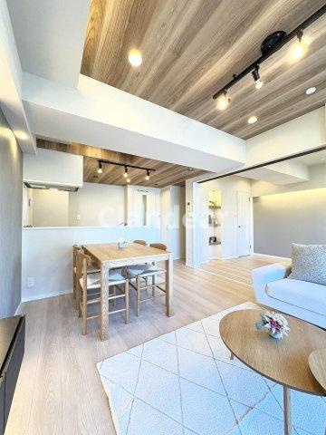 イニシア墨田押上の居間・リビング|ドキドキの新生活も、安心してスタート。ぴったりの住まいを見つけませんか？クランディアが一緒に住まい選びをサポートします‼　まずは、お気軽にお問合せください　＃クランディア