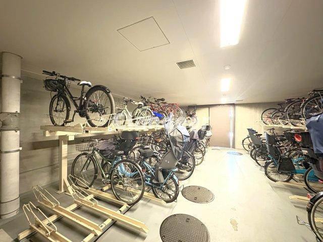 イニシア墨田押上の駐輪場|ドキドキの新生活も、安心してスタート。ぴったりの住まいを見つけませんか？クランディアが一緒に住まい選びをサポートします‼　まずは、お気軽にお問合せください　＃クランディア