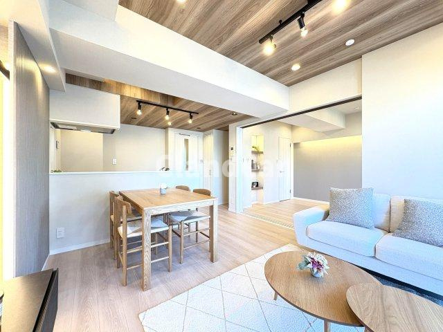 イニシア墨田押上の居間・リビング|ドキドキの新生活も、安心してスタート。ぴったりの住まいを見つけませんか？クランディアが一緒に住まい選びをサポートします‼　まずは、お気軽にお問合せください　＃クランディア