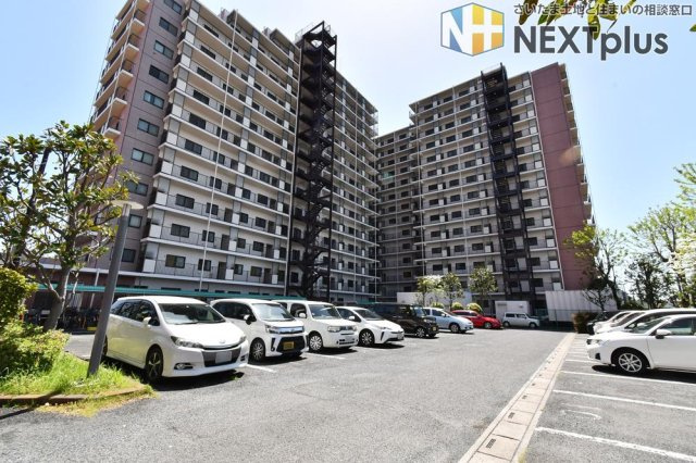 ライオンズガーデン久喜壱番館の駐車場|敷地内駐車場を備えた大規模マンション。建物全体のスケールと共用部の整備状況から、長期的な維持管理の良さがうかがえます。日々の車の出し入れがしやすく、通勤や買い物など生活の利便性を支える重要なポイント。