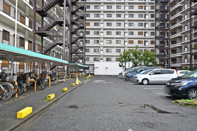 ライオンズガーデン久喜壱番館の駐輪場|敷地内に駐車場と駐輪スペースを確保し、日常の移動を快適にサポート。屋根付き駐輪場は雨の日も安心して利用できます。共用部の整理整頓状況から、住民の意識と管理体制の良さが感じられる重要なチェックポイント。