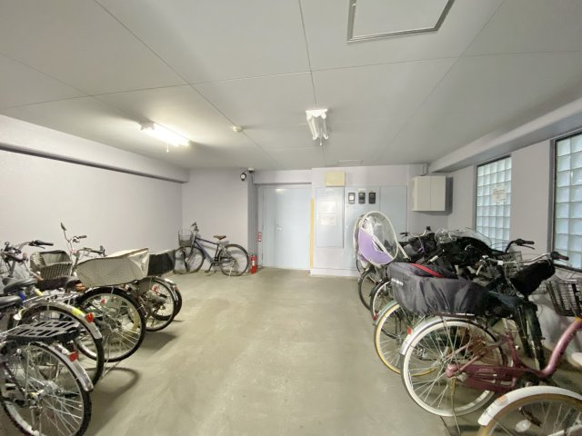 セザール平和台ガーデンの駐輪場|自転車置き場
室内なので雨に濡れずに嬉しい仕様です