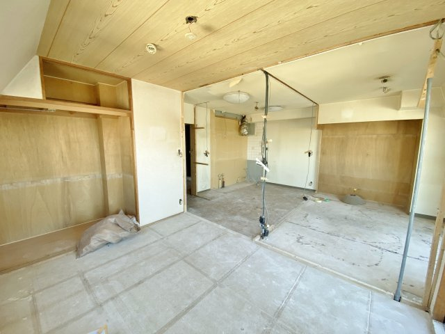 セザール平和台ガーデンの居間・リビング|現在フルリノベーション工事中です！！
玄関ホール側からのリビング＋6.0帖洋室