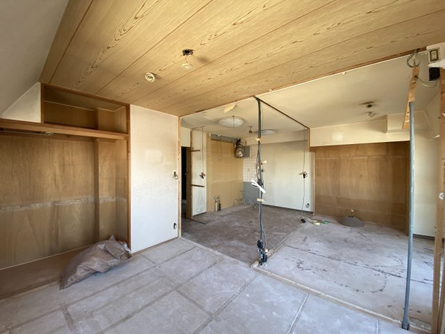 セザール平和台ガーデンのキッチン|6.0帖洋室側からのリビング
システムキッチンも新規交換いたします♪