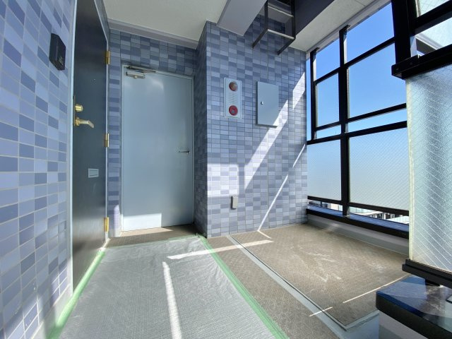 セザール平和台ガーデンの玄関|玄関前は広々としたスペースがあり開放的です