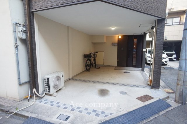 【駐車場】 | 平野区西脇4丁目 | 車庫内に階段下物入収納あります♪スーパーライフ徒歩2分♪小学校徒歩3分圏内です♪
