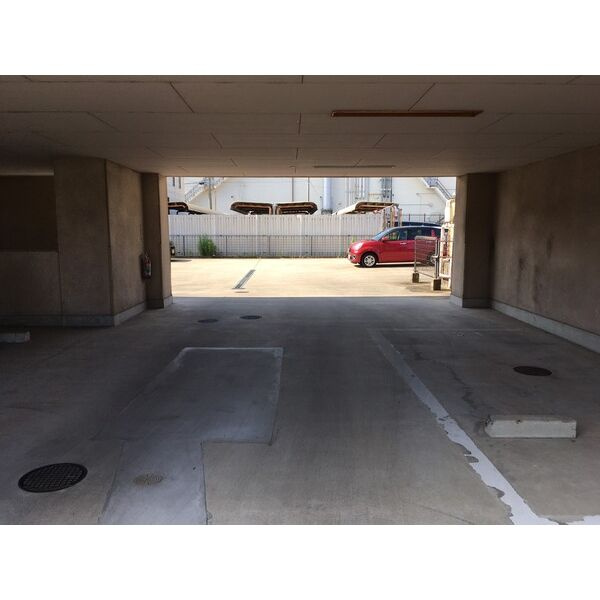 サンロード共和の駐車場