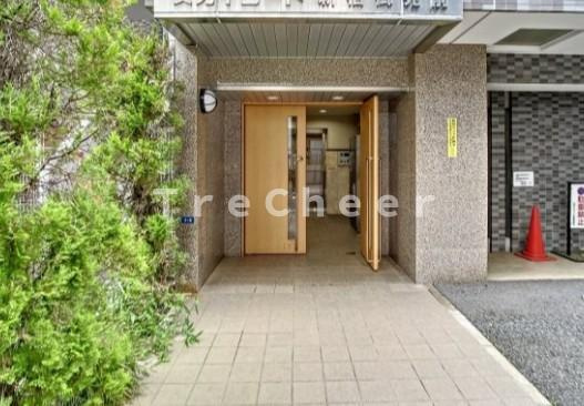 スカイコート新宿御苑前のエントランス