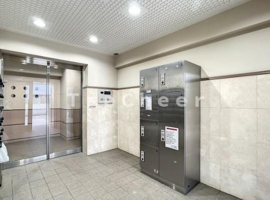 スカイコート新宿御苑前のエントランス