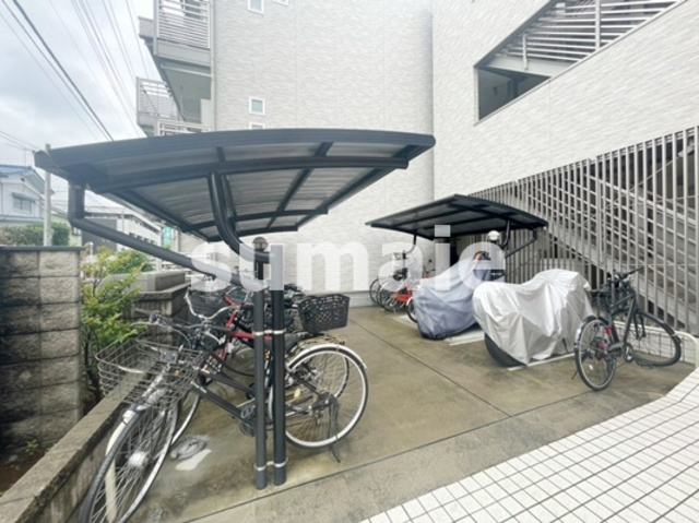 コンフォート桜木のその他共用部分|屋根付き駐輪場です。