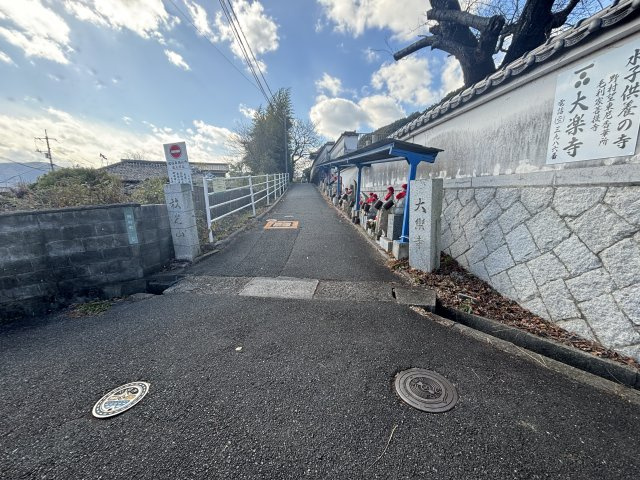 防府市岡村町　売土地の前面道路含む現地写真