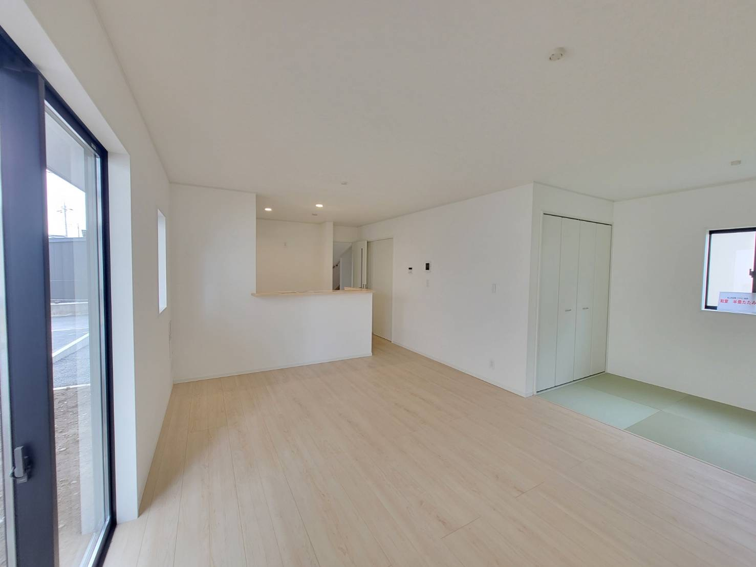 【Cradle garden】宇都宮市宝木本町 第7 全2棟の居間・リビング|〇1号棟・16帖リビング〇
小さなお子様の遊び場にもに人気の畳コーナー！
遊び疲れたらそのままお昼寝も♪
リビングでくつろぎながらお子様を見守ることが出来ます。
※2026年4月撮影