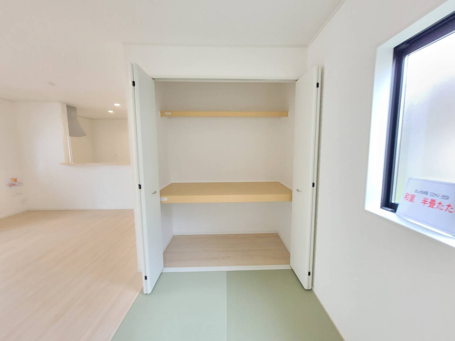 【Cradle garden】宇都宮市宝木本町 第7 全2棟の収納|〇1号棟・16帖リビング〇
和の雰囲気を崩さない扉付き収納！
生活感をそっと隠しつつ、布団や季節物もすっきり収まる実用性の高いスペースです♪
※2026年4月撮影