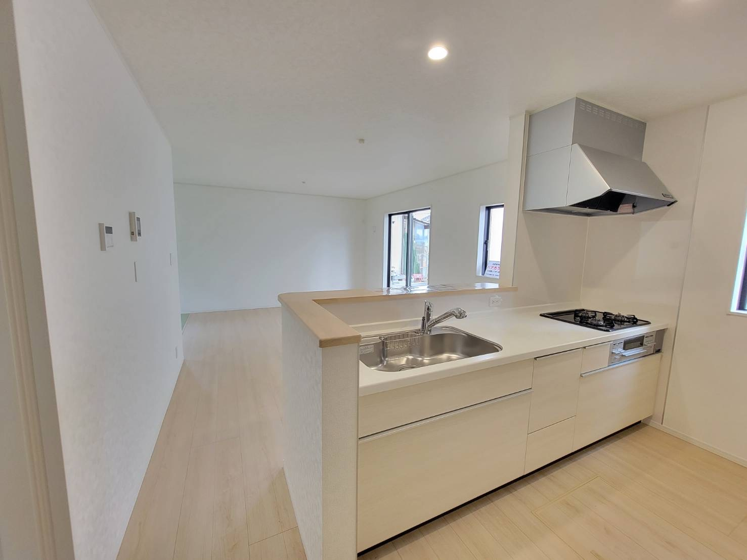 【Cradle garden】宇都宮市宝木本町 第7 全2棟のキッチン|〇1号棟〇
キッチンからリビングを見渡すことができ、家事をしながらお子様がお友達と遊んでいる様子や、宿題をしている様子を見守ることができます♪
※2026年4月撮影