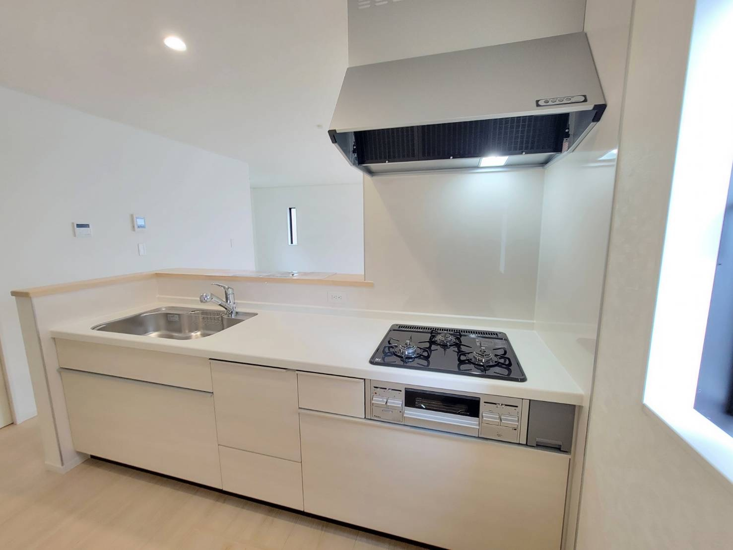 【Cradle garden】宇都宮市宝木本町 第7 全2棟のキッチン|〇1号棟〇
奥の物まで一目で見渡せるスライド引出し。
重い鍋や調理器具もスムーズに出し入れでき、デッドスペースを作らず効率的に収納を楽しめます♪
※2026年4月撮影