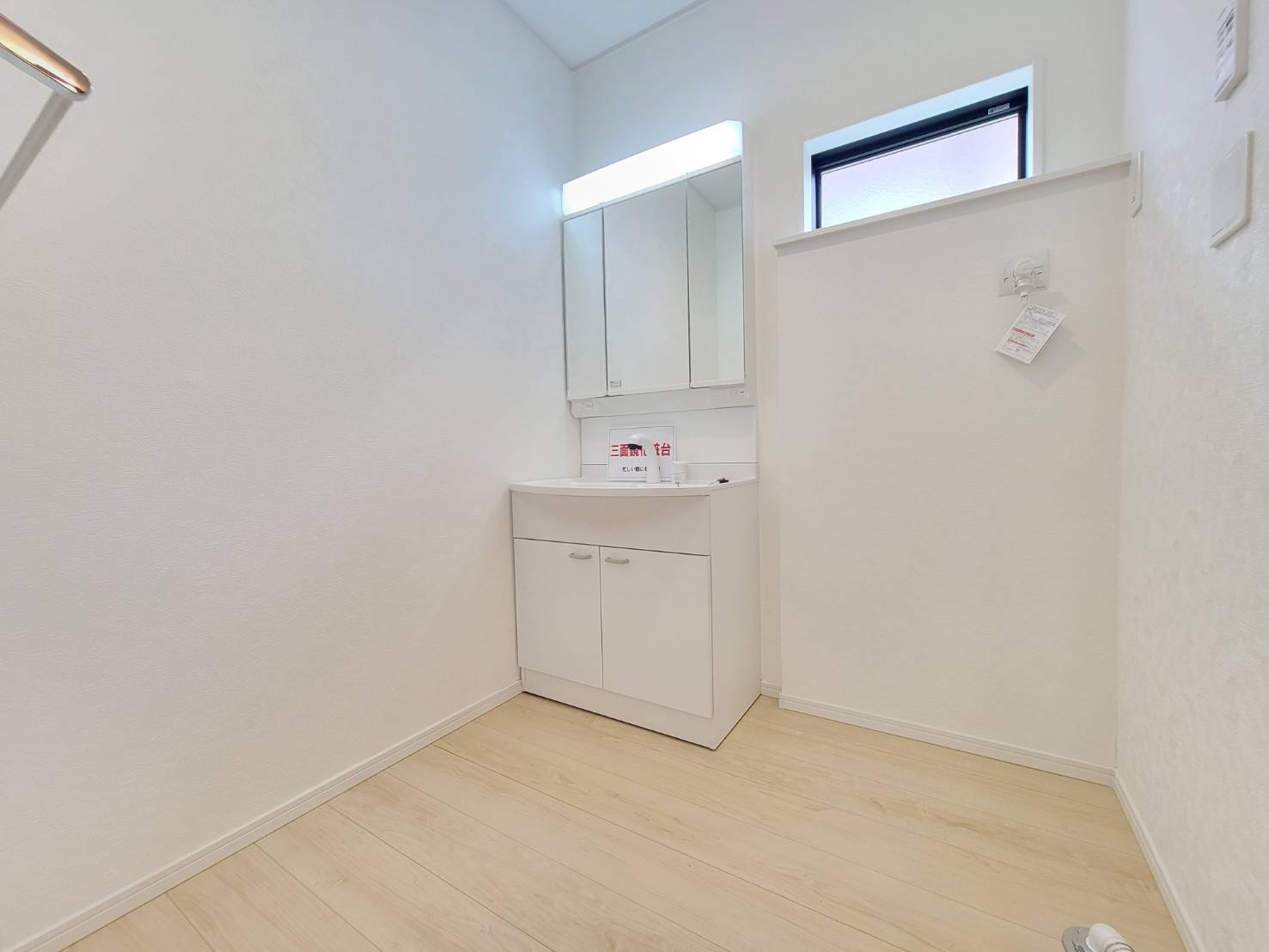 【Cradle garden】宇都宮市宝木本町 第7 全2棟の独立洗面台|〇1号棟〇
洗面台は三面鏡付きで、身だしなみチェックもラクラク！
収納力もたっぷりで、毎朝の準備が快適です。
※2026年4月撮影