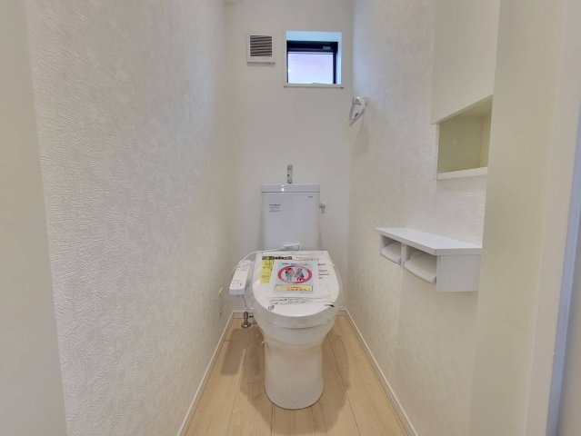 【Cradle garden】宇都宮市宝木本町 第7 全2棟のトイレ|〇1号棟〇
温水でしっかり洗える清潔さが魅力の温水洗浄便座。
便座は冬でもあたたかく、快適なトイレ時間を叶えます☆
節電機能も備え、家計にやさしいのもポイント！
※2026年4月撮影