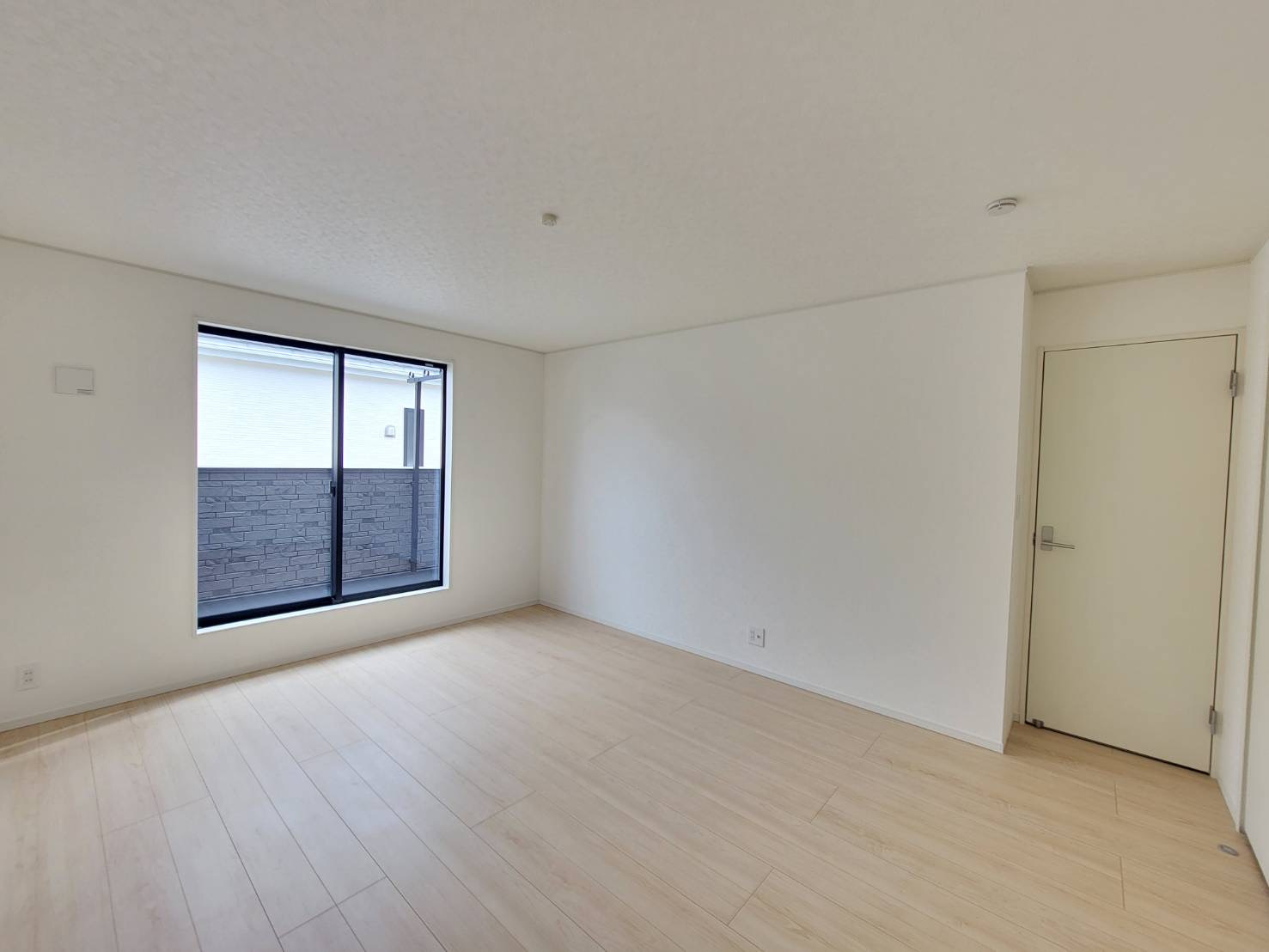 【Cradle garden】宇都宮市宝木本町 第7 全2棟の洋室|〇1号棟・2階10.2帖洋室〇
明るい陽射しが差し込む主寝室。
大容量のクローゼットを備えているので、夫婦の荷物もスッキリ収納可能♪
バルコニー直結で開放感◎
※2026年4月撮影