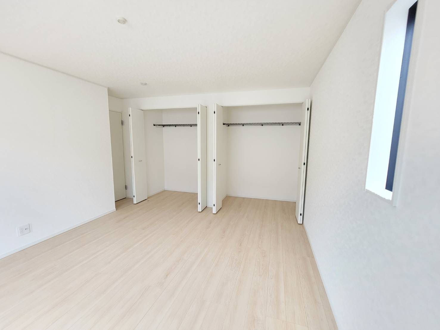 【Cradle garden】宇都宮市宝木本町 第7 全2棟の居間・リビング|〇1号棟・2階10.2帖洋室〇
デッドスペースを抑えた壁面収納。
ロングコートも掛けられる高さがあり、上部の棚は季節物の保管に最適！
お部屋の広さを最大限に活かせます。
※2026年4月撮影