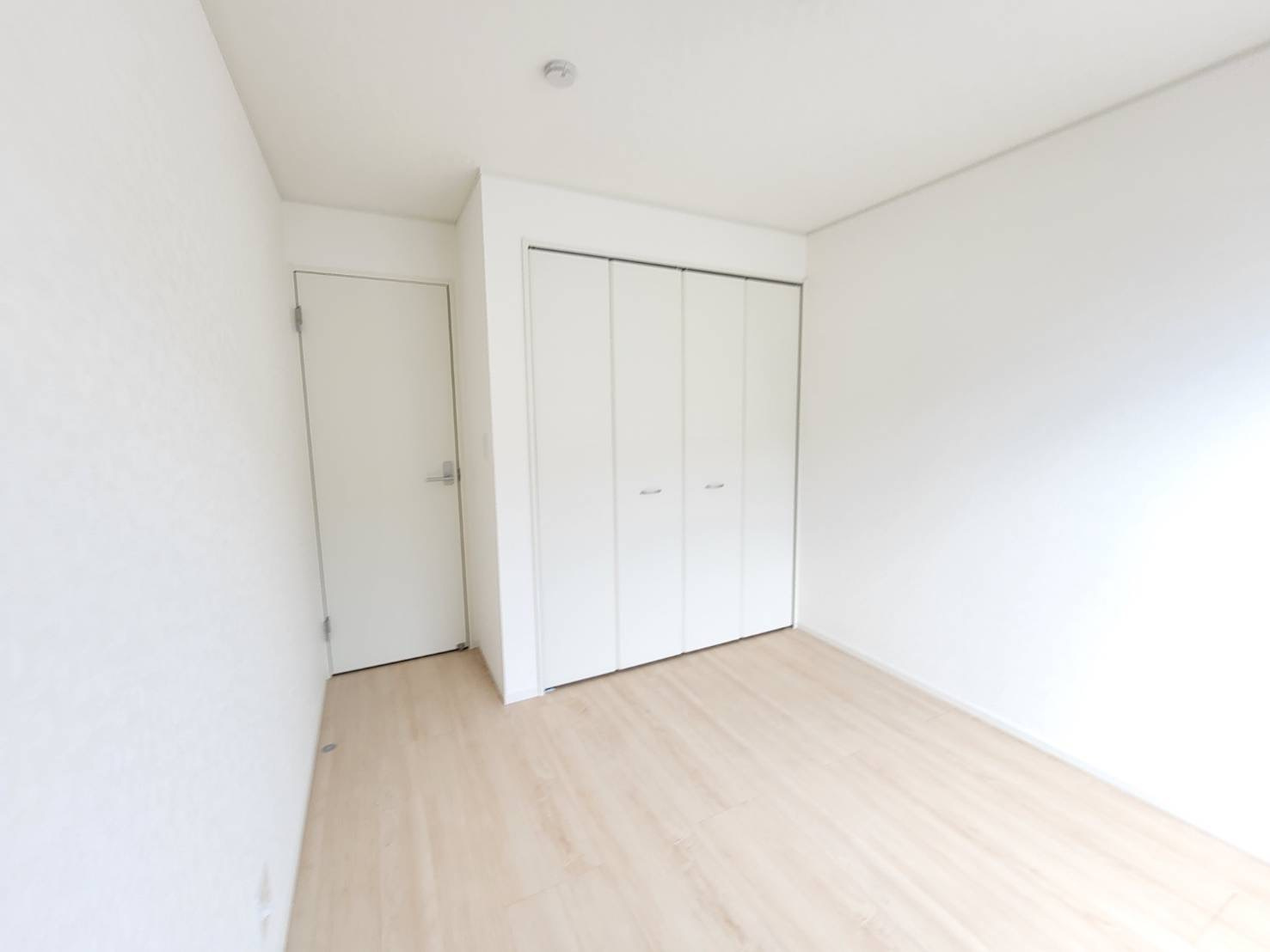 【Cradle garden】宇都宮市宝木本町 第7 全2棟の洋室|〇1号棟・2階5.2帖洋室①〇
ひとり時間を楽しむのにちょうどいいサイズ感♪
2階ならではの眺望も毎日の暮らしに彩りを添えてくれます。
※2026年4月撮影