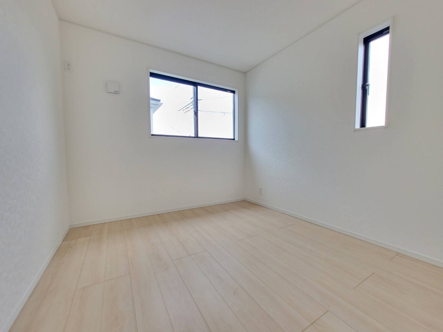 【Cradle garden】宇都宮市宝木本町 第7 全2棟の洋室|〇1号棟・2階5.2帖洋室②〇
コンパクトだからこそ使い勝手がよく、お掃除もラクラクな洋室☆
家具の配置もしやすく、くつろぎ空間としても作業スペースとしても活躍します。
※2026年4月撮影