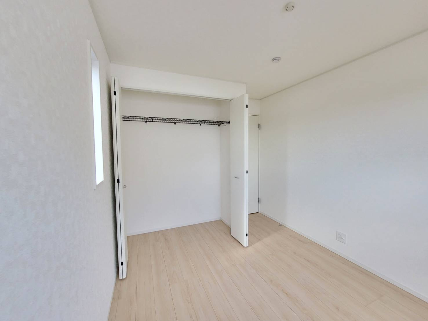 【Cradle garden】宇都宮市宝木本町 第7 全2棟の収納|〇1号棟・2階5.2帖洋室②〇
使いやすいクローゼット付きですので、洋服や小物をすっきり収納できてお部屋を広く使えます。
毎日の身支度も快適です♪
※2026年4月撮影