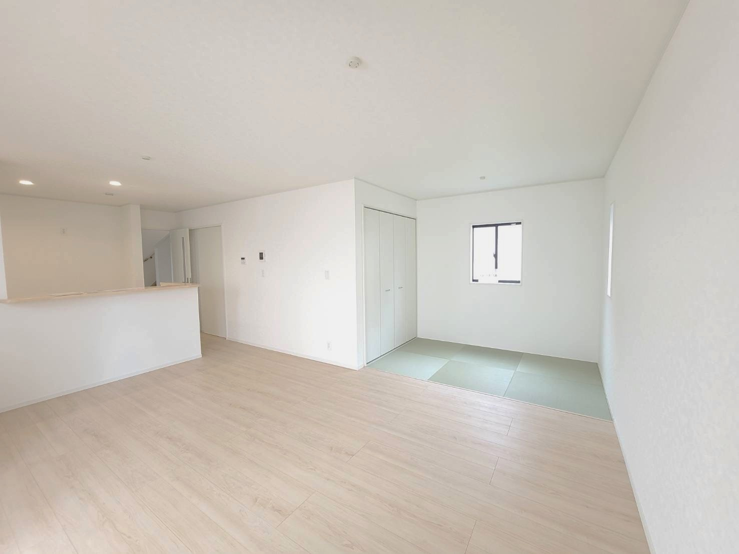 【Cradle garden】宇都宮市宝木本町 第7 全2棟の居間・リビング|〇1号棟・16帖リビング〇
タタミコーナーと一体になっている広々リビング！
和のテイストをプラスした癒しの空間になります。
※2026年4月撮影