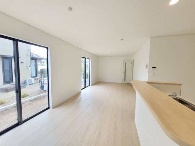 【Cradle garden】宇都宮市宝木本町 第7 全2棟の居間・リビング|〇2号棟・19.7帖リビング〇
大きなソファやダイニングセットを置いても余裕の広さ！
インテリアの幅が広がり、ライフスタイルに合わせた自由な空間作りが可能です。
※2026年4月撮影