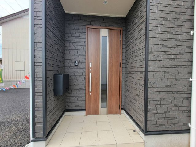 【Cradle garden】宇都宮市宝木本町 第7 全2棟の玄関|〇1号棟〇
奥行きのあるアプローチがある事で雨に日でもぬれずに傘の準備が出来ます。
また、人目を気にせず扉を開け閉めできますので、毎日のお出かけもストレスフリーです！
※2026年4月撮影