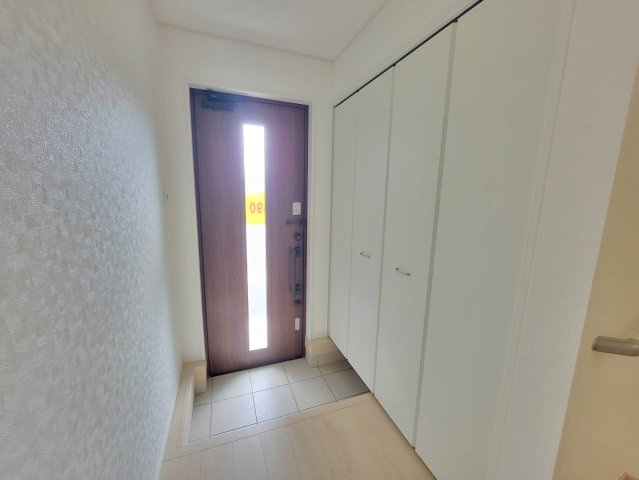 【Cradle garden】宇都宮市宝木本町 第7 全2棟の玄関|〇1号棟〇
玄関がいつもすっきりときれいに片づく大容量シューズボックス☆
増え続ける家族の履物が全部しまえます。
※2026年4月撮影