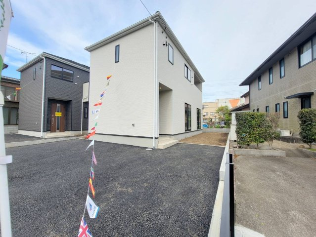 【Cradle garden】宇都宮市宝木本町 第7 全2棟の外観|〇2号棟〇
車が2台あっても、来客があっても安心！
ゆとりのある駐車スペース付きで、毎日の出入りもスムーズにできます♪
※2026年4月撮影
