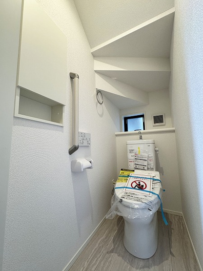 【トイレ】 | ふじみ野市駒西1丁目　新築一戸建住宅　全1棟　(ふじみ野店) | 【1階トイレ】
手すりの付いた安心仕様のトイレ。
