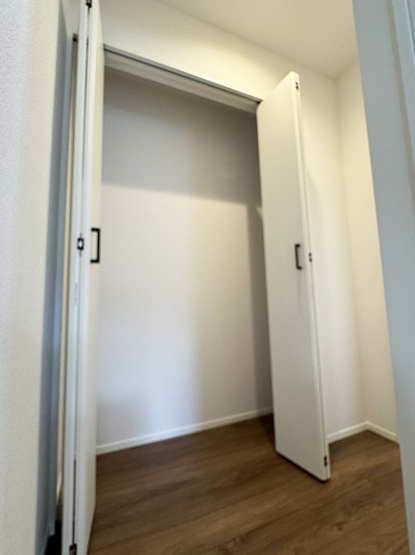 【収納】 | ふじみ野市駒西1丁目　新築一戸建住宅　全1棟　(ふじみ野店) | 【2階トイレ前収納】
随所に収納が設置され整理整頓が楽々です！