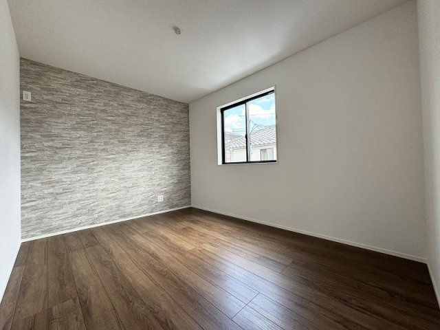 【洋室】 | ふじみ野市駒西1丁目　新築一戸建住宅　全1棟　(ふじみ野店) | 【洋室5.25帖】
アクセントクロスがおしゃれな洋室です。