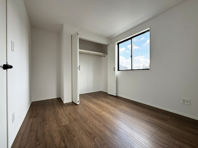 【洋室】 | ふじみ野市駒西1丁目　新築一戸建住宅　全1棟　(ふじみ野店) | 【洋室5.25帖】
全居室収納付きでお部屋がすっきりと片付きます。